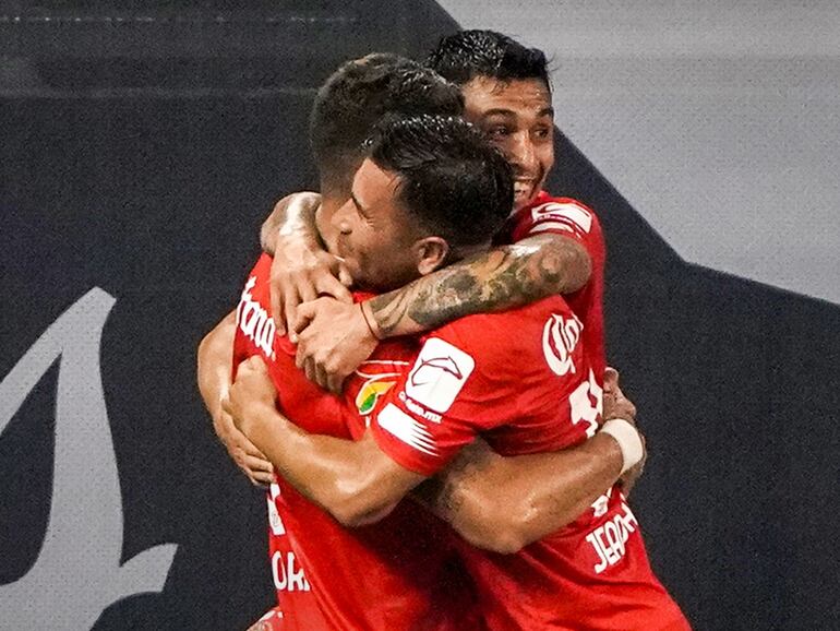 El paraguayo Robert Morales (i), jugador del Toluca, festeja un gol contra Sporting Kansas City por la Leagues Cup, en Estados Unidos.