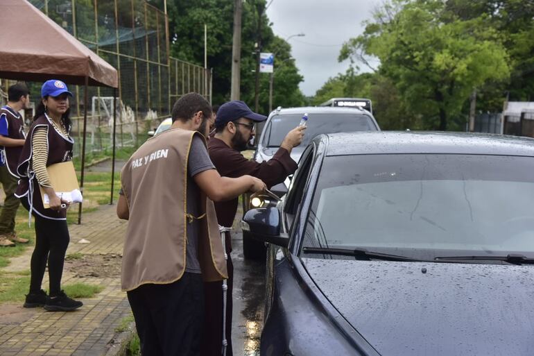 Bendición de autos sobre la avenida Perón.