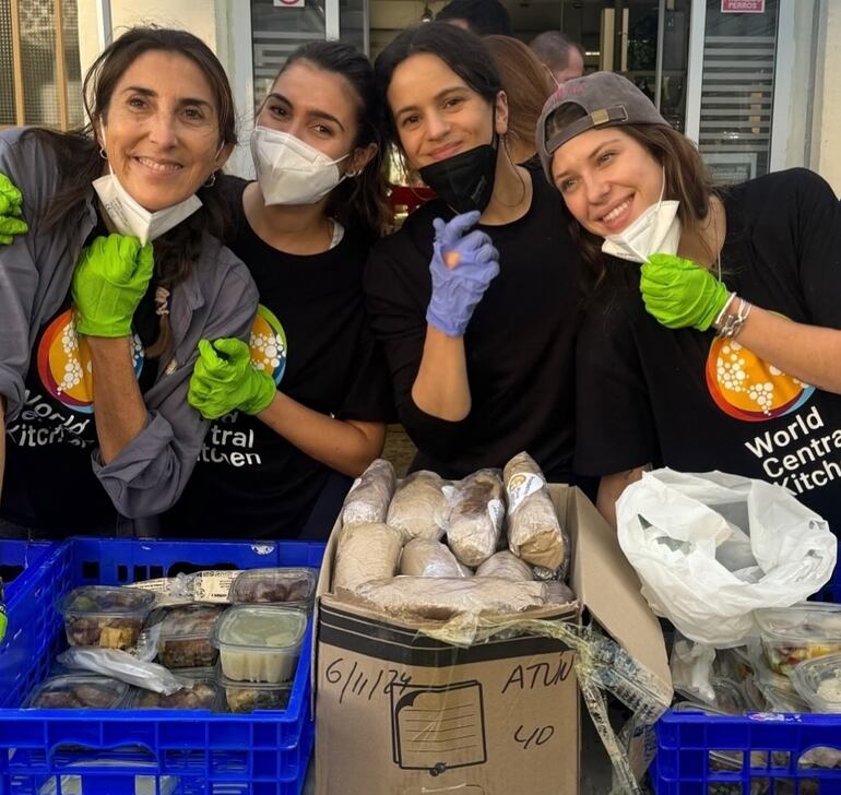 Rosalía y otras voluntarias entregaron alimentos en Valencia.