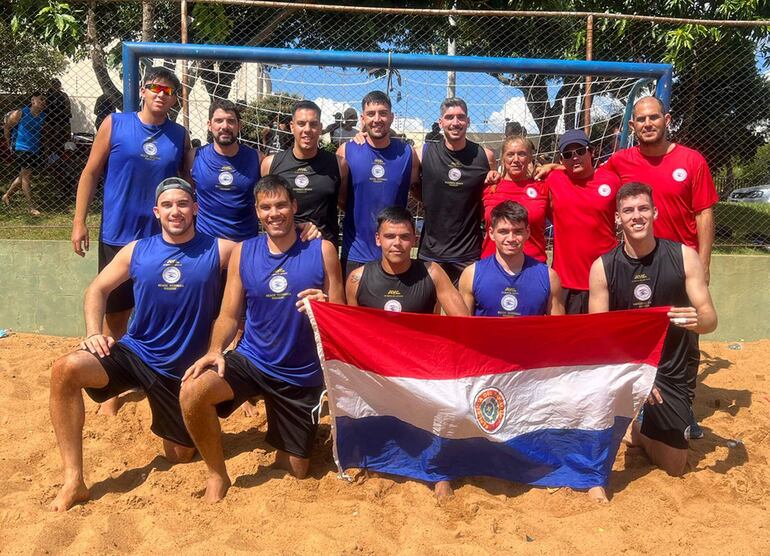 Los muchachos de la selección paraguaya de beach handball ganaron tres partidos y fueron vicecampeones de la "Copa Mercosur" en Cascavel.