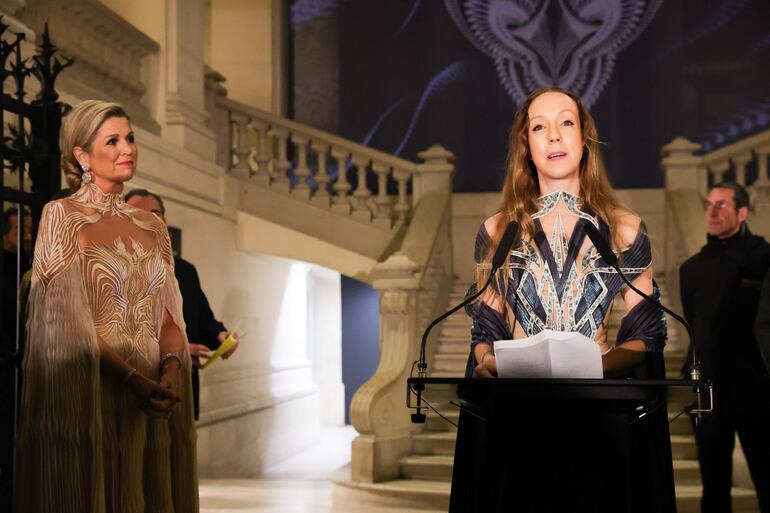 La reina Máxima escuchando atenta a la diseñadora Iris van Herpen en el acto inaugural de la exposición 'Sculpting the Senses', en París. (EFE/EPA/TERESA SUAREZ)
