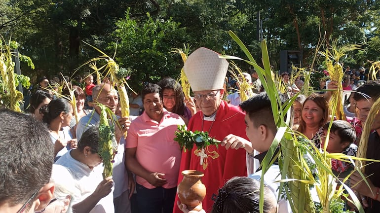 Mons. Joaquín Robledo presidió la misa de la bendición de las Palmas.