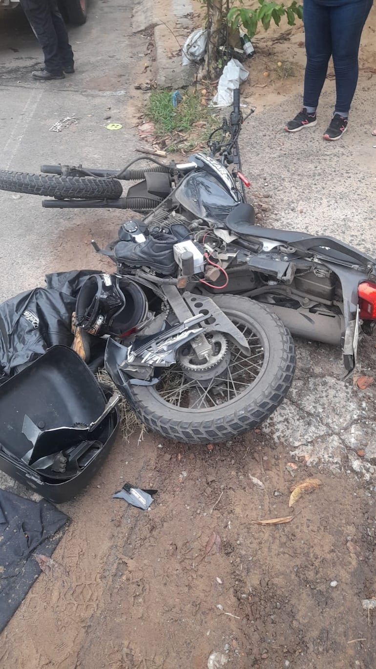 Motocicleta involucrada en accidente de tránsito en Fernando de la Mora, tras el que se recuperó vehículo robado en Asunción.