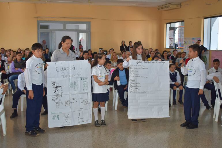 Momento de la exposición de los niños con sus proyectos de mejoras en las escuelas y en su comunidad. 