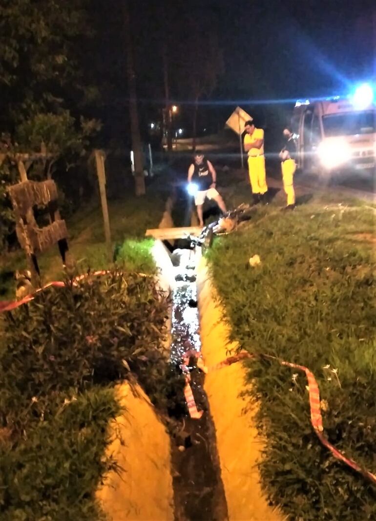 El motociclista fue hallado sin signos de vida, en un desagüe fluvial.