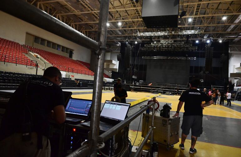 El equipo de producción trabaja en la puesta a punto de lo que será el escenario para el show de Marc Anthony. 