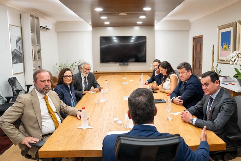 Representantes de Brasil se reunieron con el presidente Santiago Peña y consejeros de Itaipú.