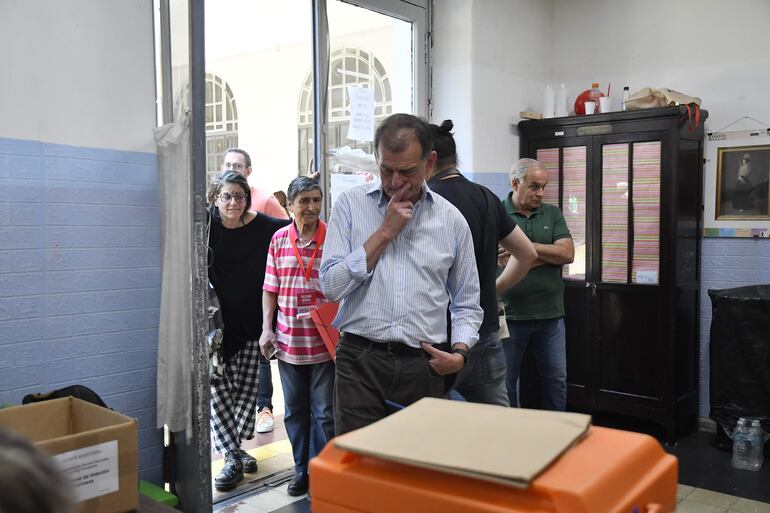 Guido Manini Ríos, candidato a la presidencia por el partido Cabildo Abierto, llega para votar este domingo, en Montevideo (Uruguay). Este domingo, Uruguay lleva a cabo unas elecciones en las que la ciudadanía elegirá al presidente y a los parlamentarios para el período 2025-2030. EFE/ Stringer