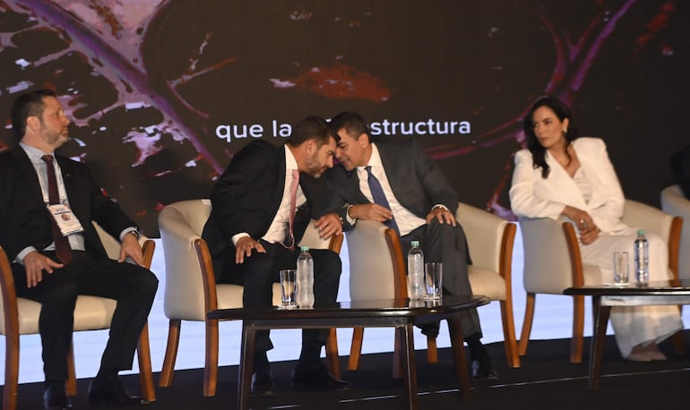 Paul Sarubbi, Pedro Alliana, Santiago Peña y Claudia Centurión durante la apertura del Foro Latinoamericano de Infraestructura.