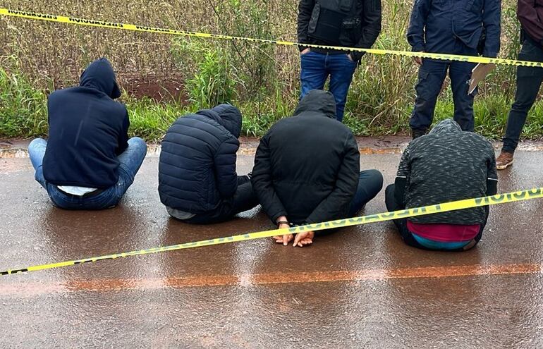 Los cuatro detenidos durante el enfrentamiento a tiros.