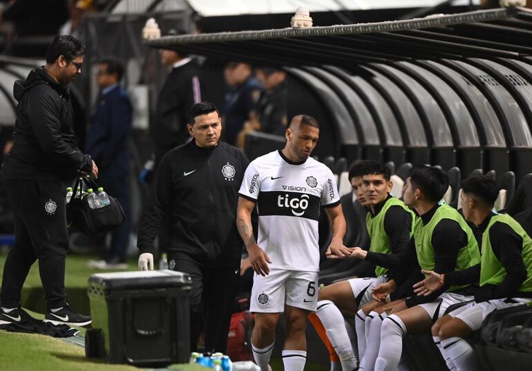 Richard Ortiz, capitán de Olimpia, tras retirarse lesionado del partido ante Libertad.