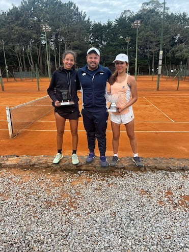 A la izquierda Zoe Doldán, subcamepeona en dobles y hoy juega final en single; al otro lado, Valeria Santander, campeona en dobles.