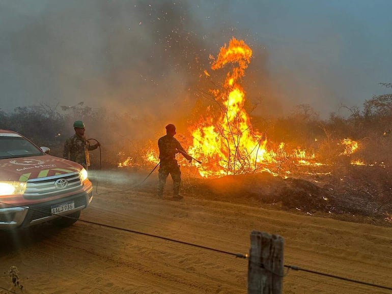 Personal de la SEN combate un foco de incendio en la zona del Chaco.