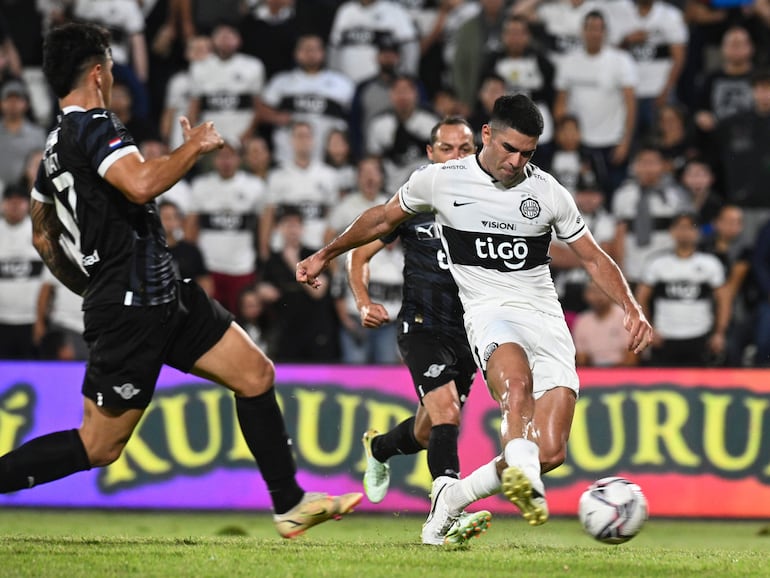 Brian Montenegro, jugador de Olimpia, define una jugada en el partido contra Libertad por el fútbol paraguayo en el estadio Manuel Ferreira, en Asunción.