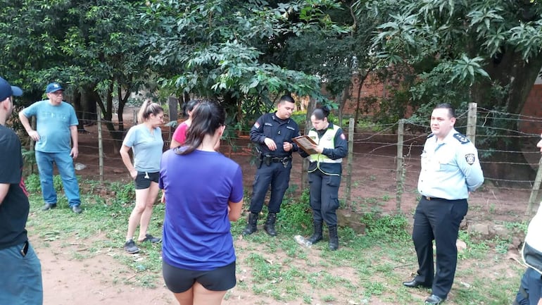 Vecinos del barrio Pueblo hablan con los policías sobre el peligro que representa Danilo Sebastián Torres para la comunidad. No es la primera vez que realiza disparos y protagoniza enfrentamientos en la zona.