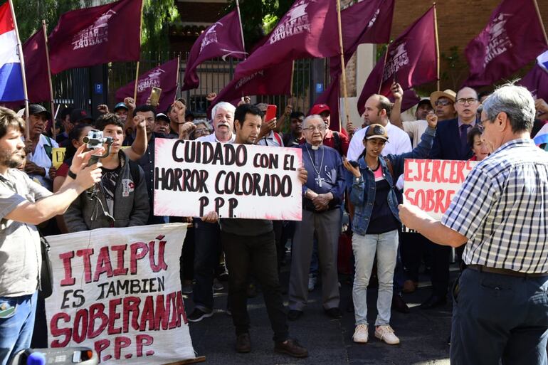 Manifestación de ciudadanos frente a Itaipú.