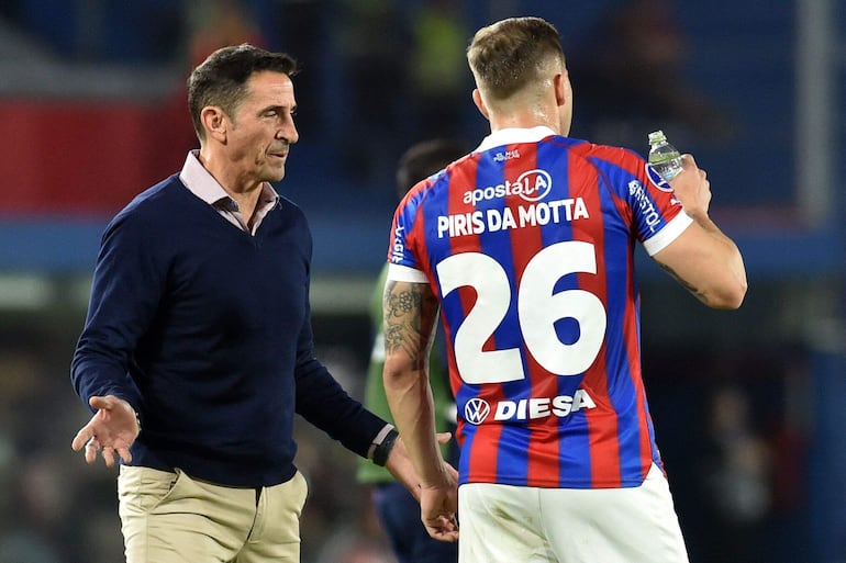 El español Manolo Jiménez (i) y el paraguayo Robert Piris da Motta, entrenador y jugador de Cerro Porteño respectivamente, en el partido frente a Athletico Paranaense por la ida de los playoffs de octavos de final de la Copa Sudamericana 2024 en el estadio La Nueva Olla, en Asunción.