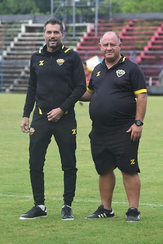 El presidente del Deportivo Recoleta, Luis Antonio Vidal Velázquez, en compañía de Francisco "Kitu" Martínez.