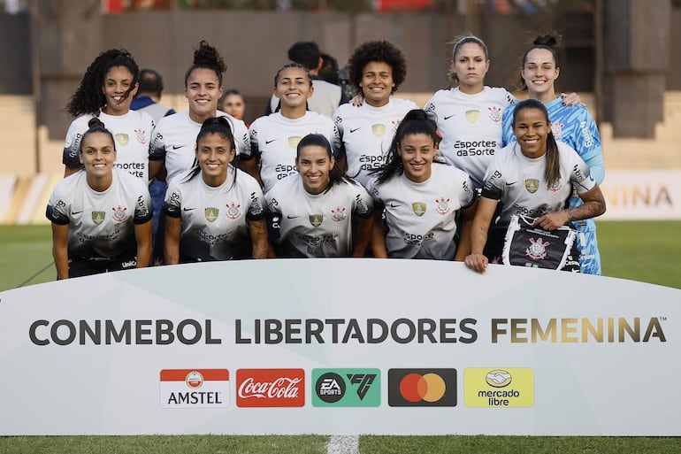 Jugadoras de Corinthians posan antes del duelo de semifinales ante Boca Juniors.