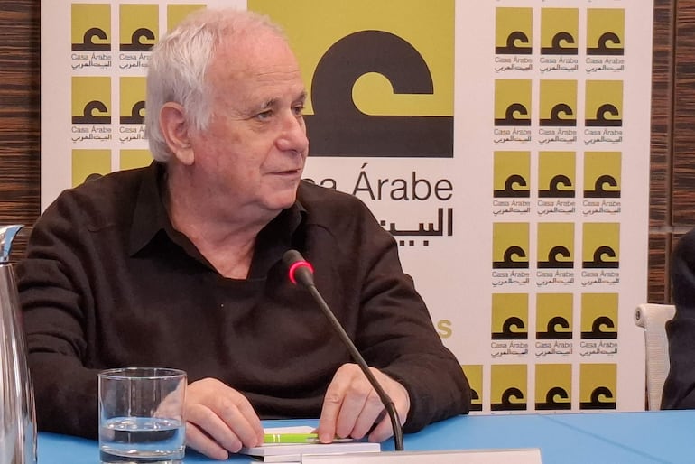 El historiador israelí, Ilan Pappé habla durante una rueda de prensa este viernes en la Casa Arabe en Madrid (EFE)