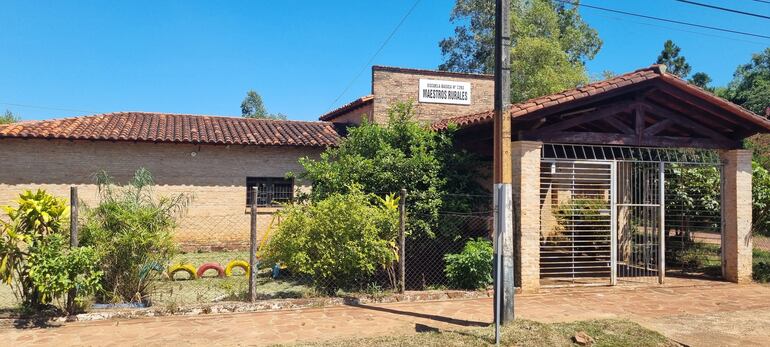 La presidenta de la ACES, pide al MEC que autorice la contratación de tres aulas y reparación edilicia para la escuela Maestros Rurales de San Juan Bautista, Misiones.