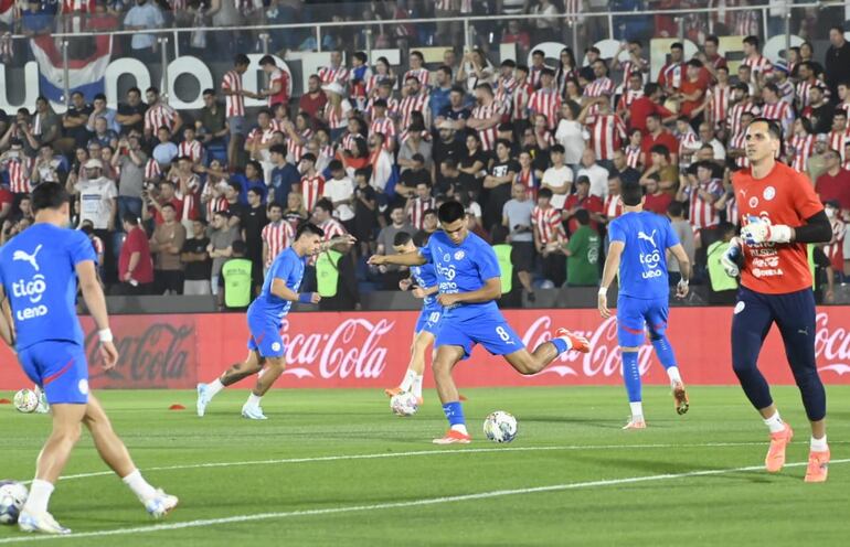 Los jugadores de la selección de Paraguay realizan la entrada en calor previo al partido contra Brasil por las Eliminatorias Sudamericanas 2026 en el estadio Defensores del Chaco, en Asunción, Paraguay.