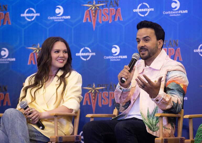 La mexicana Joy Huerta, del dúo Jesse & Joy, y el cantante puertorriqueño Luis Fonsi, hablan durante una rueda de prensa de la película de animación Capitán Avispa, escrita y producida por el cantautor dominicano Juan Luis Guerra. (EFE/Orlando Barría)
