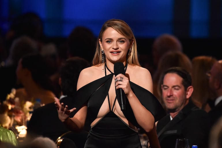 Joey King fue otra celebridad presente en la gala de los AFI Lifetime Achievement Award en homenaje a Nicole Kidman en Hollywood, California.  (Alberto E. Rodriguez/Getty Images/AFP)
