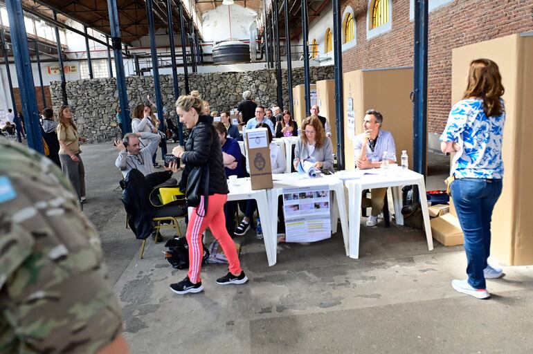 Ciudadanos votan en las elecciones generales hoy, en Buenos Aires (Argentina). 