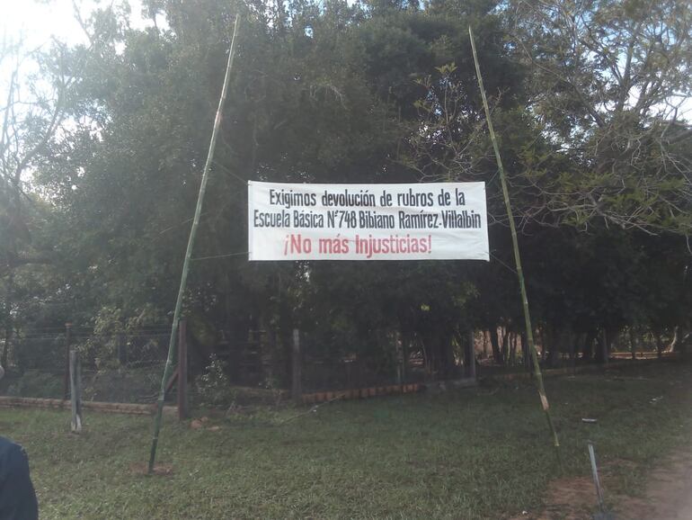 Con pasacalles, los padres elevan su protesta para que el MEC devuelva el rubro a una escuela de Villalbín.