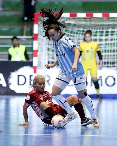 Johana Galeano, capitana y estandarte del team paraguayo Exa Ysaty, se arroja frente a la  jugadora del Racing Club, en el partido semifinal por la Copa  Libertadores de Futsal FIFA. Las Yakas pelearán hoy por el podio contra Always Ready de Bolivia.