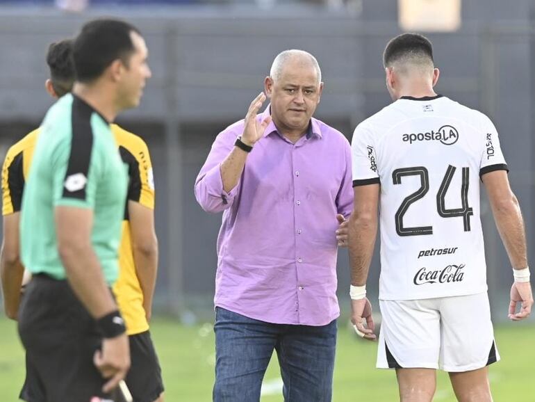 El paraguayo Francisco Arce (c), entrenador de Olimpia, ene le partido contra Guaraní por la quinta fecha del torneo Clausura 2023 del fútbol paraguayo en el estadio Defensores del Chaco, en Asunción.