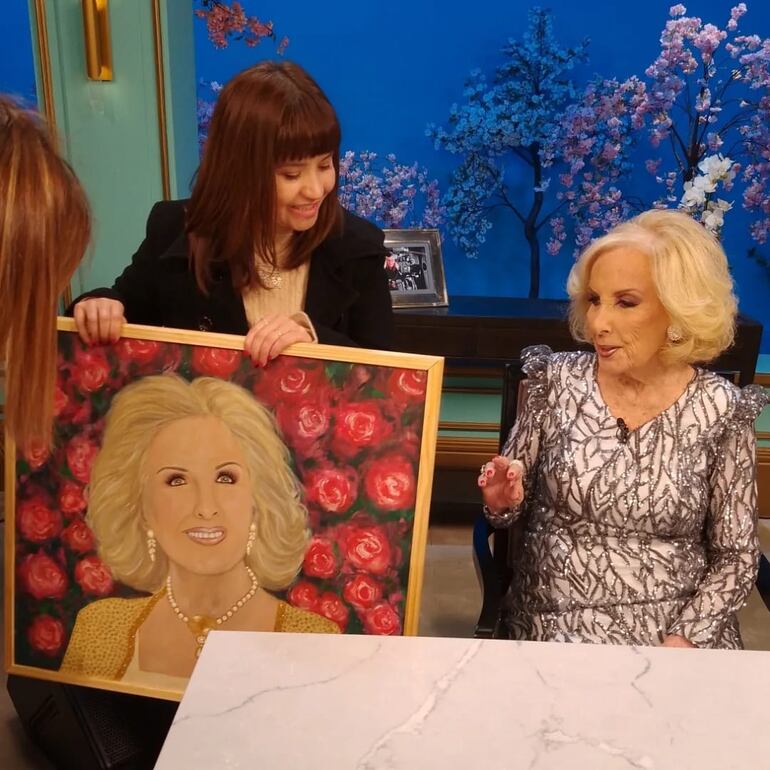 La Chiqui admirando la obra de arte de Mirtha Cantero. (Gentileza)