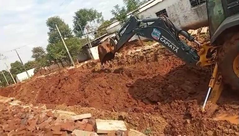 La imagen fue tomada por pobladores. Se puede apreciar que el trabajo realizado de excavación de la tierra en el barrio Cicomar fue hecho con maquinaría de la Municipalidad de Capiatá.