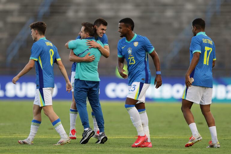 Jugadores de Brasil celebran este viernes, durante un partido del hexagonal final del Campeonato Sudamericano sub-20 entre las selecciones de Colombia y Brasil en el estadio Olímpico de la Universidad Central en Caracas (Venezuela).