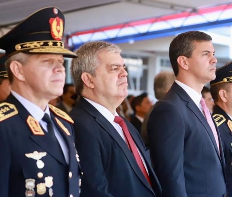 Carlos Benítez, comandante de la Policía (i); Enrique Riera, ministro del Interior (c), y Santiago Peña, presidente de la República 
 (d).