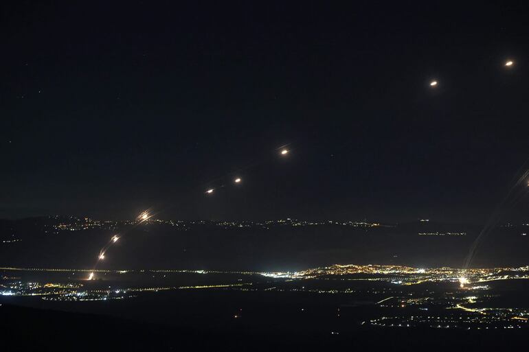 El ejército israelí informó que se lanzaron alrededor de 50 misiles desde el sur del Líbano hacia territorios de Israel.