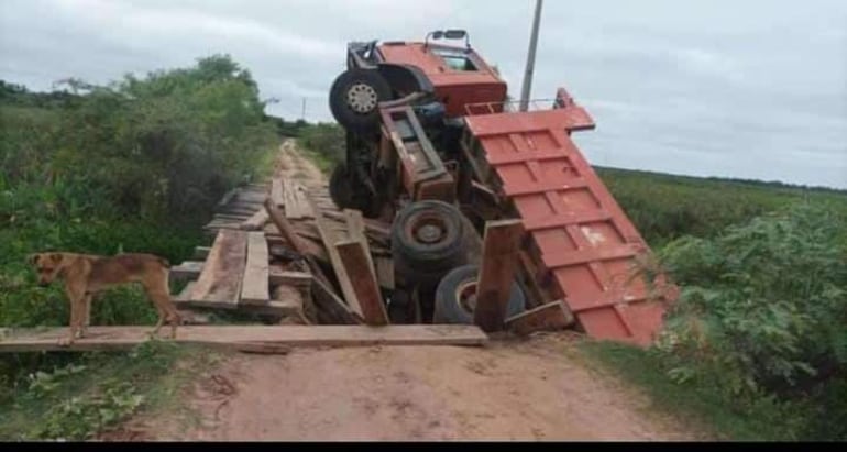 Un camión volquete del MOPC cayó de un viejo puente de madera al intentar cruzar con carga de arena. Ocurrió en Paso Pindó, distrito de Laureles.