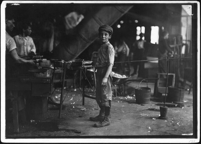 Rob Kidd, obrero en una fábrica de vidrio, junio de 1911. Fotografía de Lewis Hine