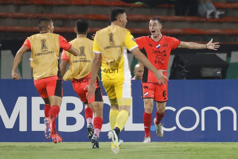 Juan Alfaro (d) celebra su gol en el partido de segunda fase de la Copa Libertadores entre Atlético Nacional y Club Nacional.