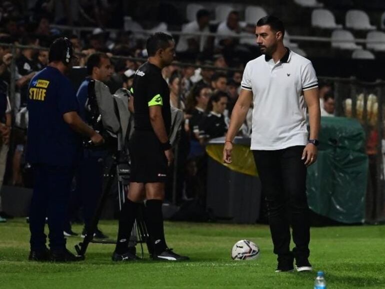 Julio César Cáceres, técnico de Olimpia, durante el triunfo sobre Sportivo Luqueño en el Manuel Ferreira por la primera jornada del torneo Apertura 2023 del fútbol paraguayo.