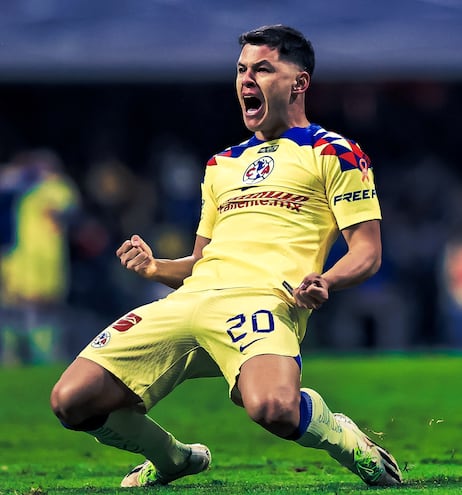 El mediocampista paraguayo de América #20 Richard Sánchez celebra marcar el segundo gol de su equipo durante el partido final de fútbol del torneo Apertura mexicano entre América y Tigres en el estadio Azteca de la Ciudad de México el 17 de diciembre de 2023.