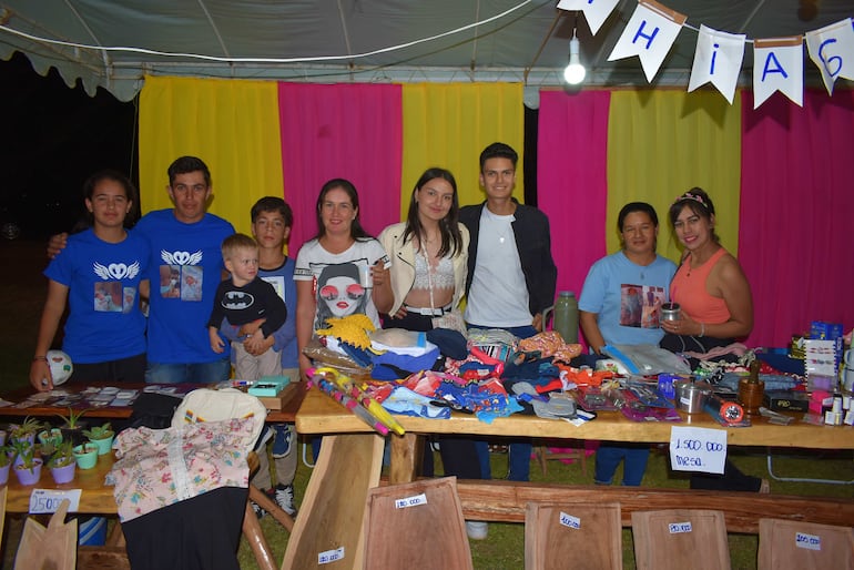 Un grupo de jóvenes en su stand con artículos de artesanía.