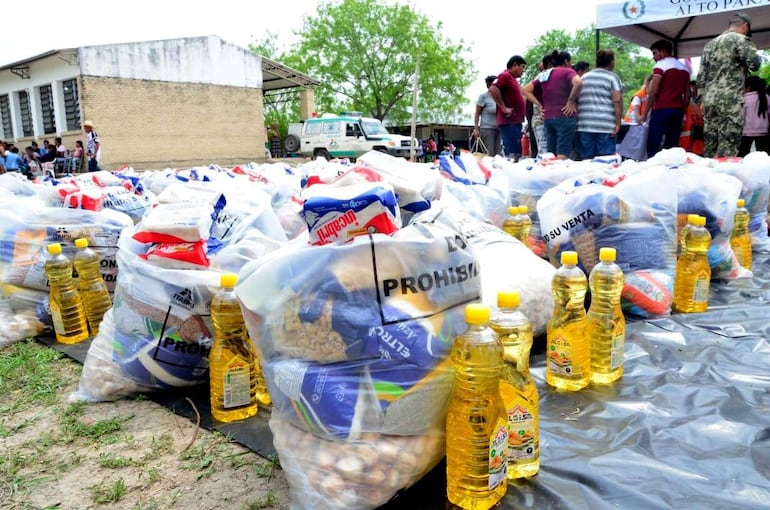 Algunos de los víveres que entregan a los indígenas. Aparece la marca Beltrom SA en algunos productos.