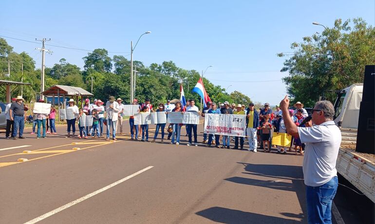 El dirigente campesino Elvio Benítez de San Pedro, acompañando una manifestación en reclamo del remozamiento de la ruta PY08