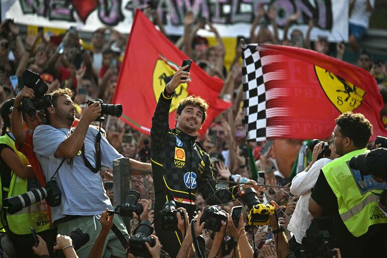 Charles Leclerc subió por el tejido del circuito de Monza para lograr una selfie con los “tifosis”.