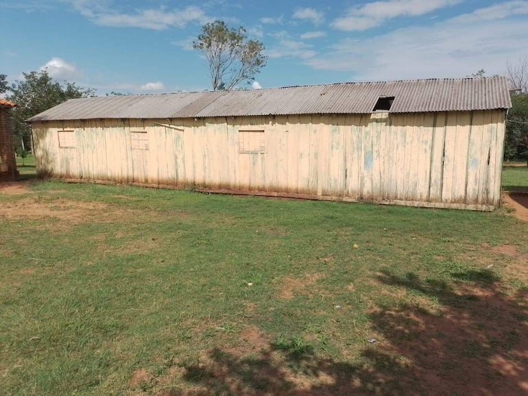 Los padres de familia de la escuela básica Nº 5950, 3 de Agosto del asentamiento Julián Portillo, esperan el inicio de las obras para reemplazar este antiguo pabellón de la comunidad.