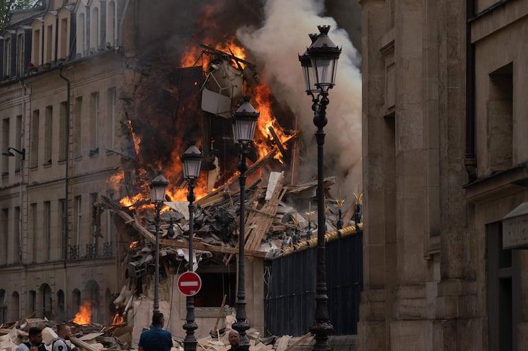 Un cuerpo sin vida fue encontrado por las autoridades francesas entre los escombros del histórico edificio del centro de París que hace 6 días se derrumbó por una explosión y dejó a cuatro personas en estado grave entre una cincuentena de heridos.