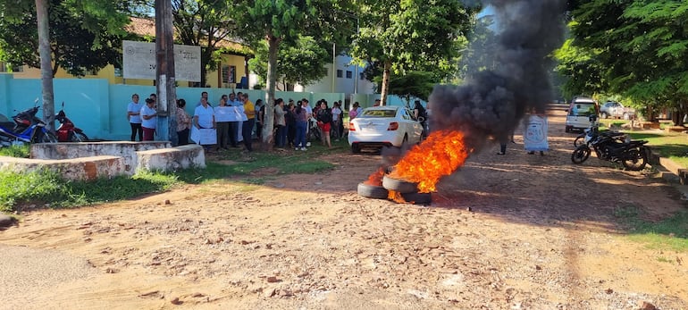 Funcionarios de salud del departamento de Misiones a quienes no se les renovó sus contratos se manifiestan frente a la Octava Región Sanitaria.