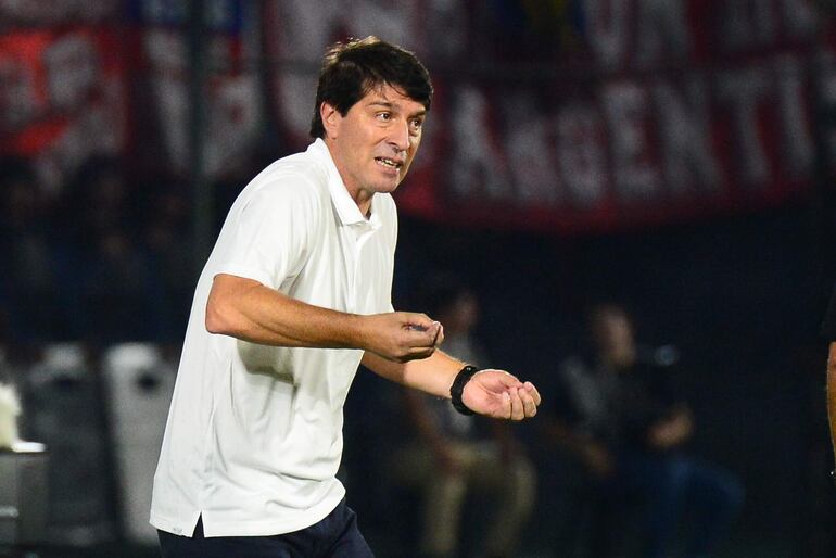 El argentino Daniel Garnero, entrenador de la selección paraguaya, en un partido de las Eliminatorias Sudamericanas 2023 frente a Colombia en el estadio Defensores del Chaco, en Asunción. 